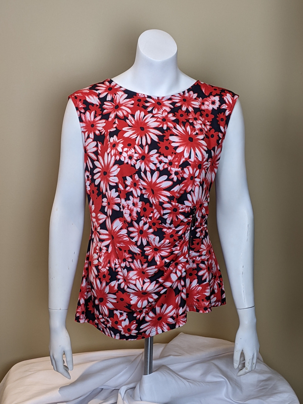 ๐จ๐ฆ Laura Red, White & Black Floral Sleeveless Blouse - Picture 2 of 3